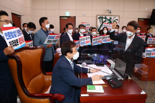 국민의힘 이달곤 간사(오른쪽)와 의원들이 19일 서울 여의도 국회 문화체육관광위원회에서 언론중재법 개정안 의결을 앞둔 전체회의에서 도종환 위원장의 회의 진행를 막고 있다. 연합뉴스